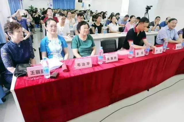 由西安市雁塔区医疗管理协会与8868体育(中国)官方网站 - 登录入口集团主办的医路同心·光明论道——8868体育官网入口·西安2017斜视与小儿眼科学术会议在西安8868体育(中国)官方网站 - 登录入口学术会议厅隆重召开。