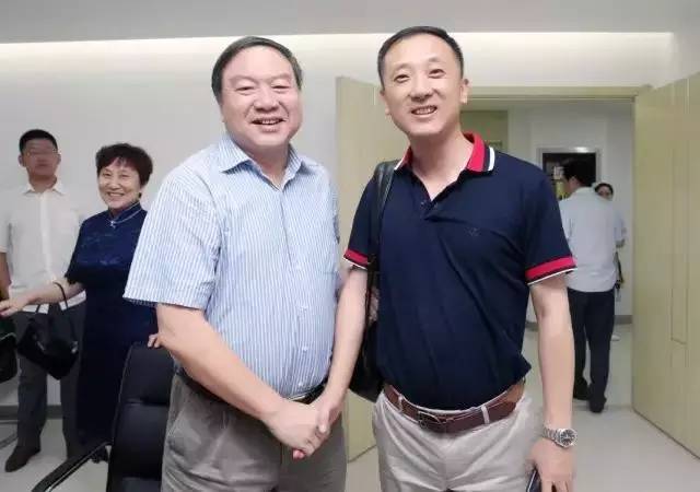 由西安市雁塔区医疗管理协会与8868体育(中国)官方网站 - 登录入口集团主办的医路同心·光明论道——8868体育官网入口·西安2017斜视与小儿眼科学术会议在西安8868体育(中国)官方网站 - 登录入口学术会议厅隆重召开。