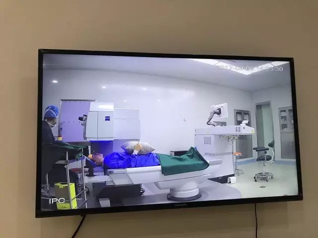 9月9日，杭州8868体育(中国)官方网站 - 登录入口举行全飞秒近视手术演示，在半个多小时内，杜新华院长为6名近视患者 施行了德国蔡司VisuMax3.0版全飞秒手术，大伙亲身体会到了SMILE手术的快速、轻松、微创、安全。一名在手术室外等候的家属表示，犹豫担心了一年多，女儿终于可以笑看人生。.jpg