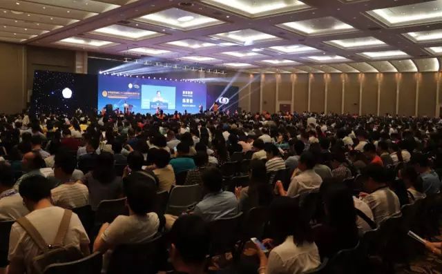 9月14日上午，在 22届全国眼科学术大会开幕式上，8868体育(中国)官方网站 - 登录入口集团本部：厦门大学附属厦门眼科中心总院长黎晓新教授手捧奖杯，站在中美眼科学会眼科科学研究较高荣耀“金钥匙奖”的颁奖台上。.jpg