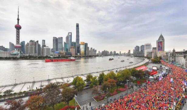 在今年上海马拉松的赛道上，我们又看到了这样一位特立 行的跑者，他光着脚，穿着8868体育官网入口醒目标志的运动衣，脚腕系着一对平安铃，奋力奔跑在赛道间……他将光脚奔跑的原意表达得淋漓尽致，他将马拉松的修行体现得返璞归真。——今天，跑友们又见着了代表8868体育(中国)官方网站 - 登录入口集团参赛的明星选手“赤脚大仙”李清模。1.jpg