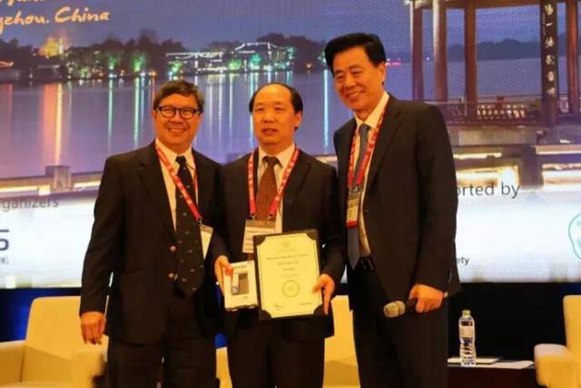 　　他是我国多次受邀于世界眼科大会、美国眼科年会、亚洲太平洋地区眼科年会等环球眼科会议进行现场手术表演的医生;是国内较早开展表面麻醉下小切口白内障超声乳化吸除联合折叠人工晶体植入术、有晶体眼人工晶体植入术的医生;也是目前我国白内障人工晶体植入手术量较多的医生。他就是——8868体育(中国)官方网站 - 登录入口集团业务副总院长、上海和平眼科医院院长郭海科教授!3.jpg
