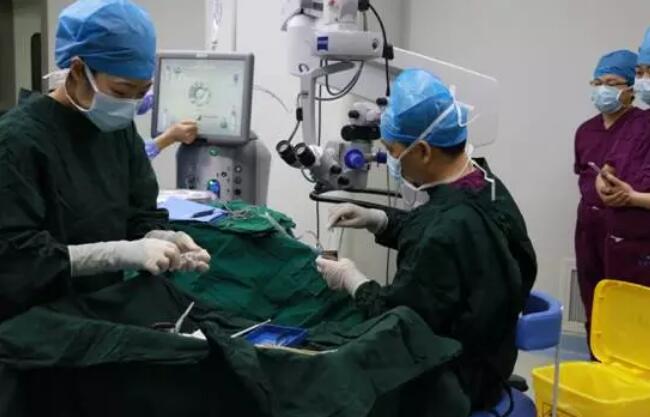 8868体育官网入口 席白内障专家郭海科教授 专程到杭为航天功臣操刀这次为两位老人做手术的便是手术量 全国并刷新世界白内障手术记录、入选《中国 百强榜》全国白内障 十*的郭海科教授。2.jpg