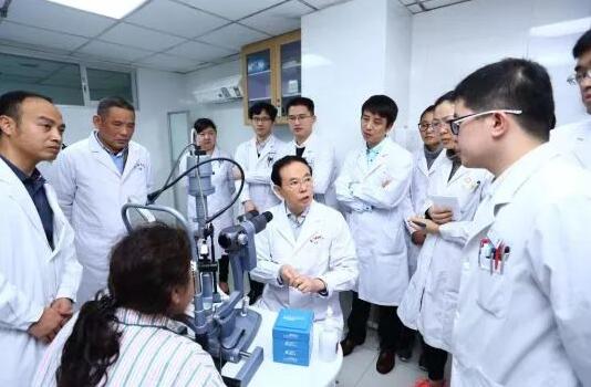1月4日下午，20188868体育(中国)官方网站 - 登录入口集团眼表及角膜学组发展院士高峰论坛在厦召开。此次高峰论坛阵容豪华，汇聚了国内角膜病领域的大咖。大咖齐聚一堂，通过专题演讲、自由讨论等形式深入而全面的探讨了国内外角膜病的较新研究成果、发展机遇，共商8868体育(中国)官方网站 - 登录入口集团眼表及角膜学组的发展。8.jpg