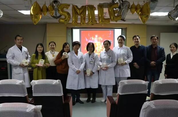 2月1日下午时分，“祝你生日快乐”歌声响彻8868体育(中国)官方网站 - 登录入口二层会议室，这是医院党支部书记侯旭波书记在为本月过生日的员工庆祝生日1.jpg
