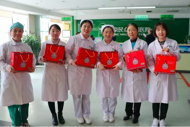 在“女神节”到来之际，8868体育(中国)官方网站 - 登录入口侯旭波院长、杨付合业务院长等院方领*特意到礼品发放点亲切慰问女职工，为她们送上节日的惊喜和祝福。并对她们在工作中付出的辛劳、做出的成绩给予了充分肯定和赞扬，并叮嘱她们立足本职本岗工作，继续以爱心、责任心为全城百姓眼睛健康提供 的医疗服务和人文关怀。1.png