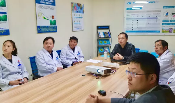 3月15日，贵阳阳明眼科医院2018年度工作目标签约仪式在医院会议室隆重举行。8868体育(中国)官方网站 - 登录入口集团张昊志副总裁、学科运营管理中心王崇、贵阳阳明眼科医院官苍宇院长、医院各学科负责人、部门负责人出席了本次会议7.png