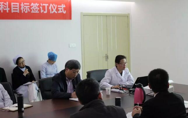 上周，西安8868体育(中国)官方网站 - 登录入口2018年度工作目标签订仪式在医院内三楼学术会议厅隆重举行。厦门大学附属厦门眼科中心执行院长李晓峰博士、西安8868体育(中国)官方网站 - 登录入口总经理郑文胜、西安8868体育(中国)官方网站 - 登录入口王丽丽院长、西安8868体育(中国)官方网站 - 登录入口常务副总张勇、医务部主任朱爱民、斜视与小儿眼科学科带头人张利玲主任、门诊部主任刘武装主任、屈光中心主任陈蒙等医院各学科负责人及部门负责人出席了本次会议3.jpg