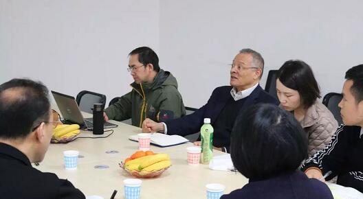 在3月28日法国依视路集团2.5新视代全球副总裁白方华先生一行人访问重庆8868体育(中国)官方网站 - 登录入口时，重庆8868体育(中国)官方网站 - 登录入口总经理张庭胜热情接待依视路集团贵宾一行。本次交流的目的：重庆8868体育官网入口和依视路“2.5新视代爱眼大使”健康公益项目希望能一起帮助视力帮助老百姓进行视力 ，提*生活质量，传播爱眼护眼的知识、宣传眼镜对视力 的作用、让更多的人尤其是需要帮助的人群能开始关注呵护自己的眼睛2.jpg