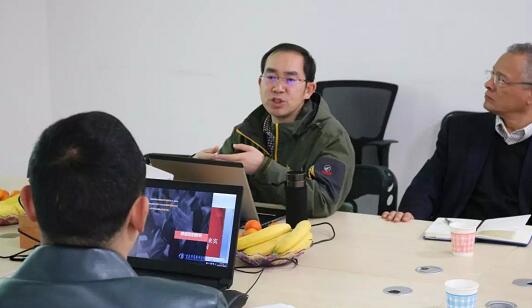 在3月28日法国依视路集团2.5新视代全球副总裁白方华先生一行人访问重庆8868体育(中国)官方网站 - 登录入口时，重庆8868体育(中国)官方网站 - 登录入口总经理张庭胜热情接待依视路集团贵宾一行。本次交流的目的：重庆8868体育官网入口和依视路“2.5新视代爱眼大使”健康公益项目希望能一起帮助视力帮助老百姓进行视力 ，提*生活质量，传播爱眼护眼的知识、宣传眼镜对视力 的作用、让更多的人尤其是需要帮助的人群能开始关注呵护自己的眼睛3.jpg