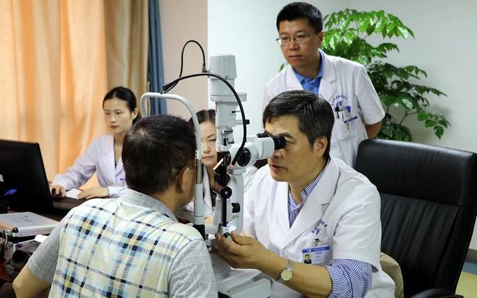 深圳8868体育(中国)官方网站 - 登录入口 为78岁的患者巫先生实施新型三焦点人工晶体植入术5.jpg