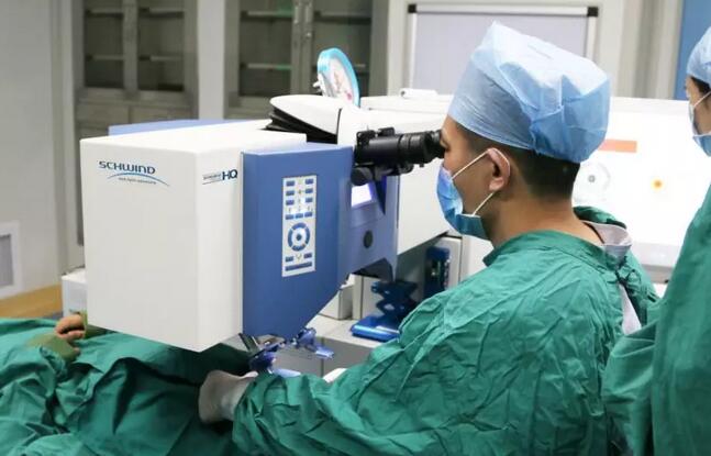 征兵视力体检、公务员体检，对于不少近视青年而言，体检这一门槛不能跨过的话，对于其未来都有着极为严重的影响。但是近视手术不是每个人都适合，比如未成年人，50岁以上中老年人不适合做。此外本身近视度数持续、快速加深，或者本身有青光眼、结膜炎等眼病的人，都不能进行近视摘镜手术.jpg