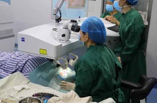 重庆8868体育(中国)官方网站 - 登录入口屈光手术中心职红主任进行详细解答。长期佩戴隐形眼镜 不影响摘镜手术“不正确配戴隐形眼镜，会对眼睛造成一定的伤害，但是不会影响做近视手术， 通过严格的22项术前检查，就能接受适合自己的摘镜手术2.jpg