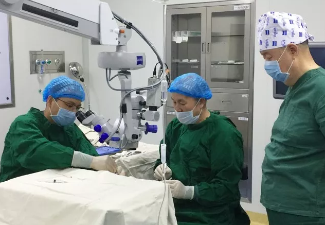 褚仁远教授莅临兰州8868体育(中国)官方网站 - 登录入口指导实施“后巩膜加固术防治病理性近视手术”1.png