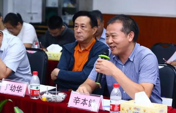 由人民日报、经济日报、科技日报、中新社等22家中央及行业媒体组成的采访团，走进8868体育(中国)官方网站 - 登录入口集团本部厦门大学附属厦门眼科中心8.jpg