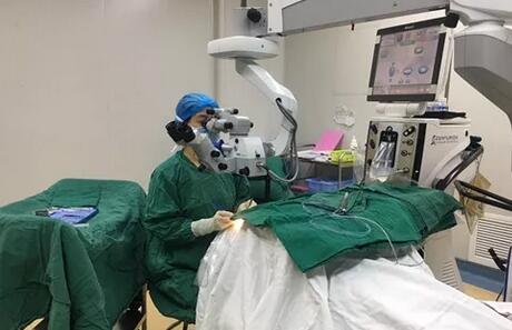 新西兰白内障老爷子在成都8868体育(中国)官方网站 - 登录入口手术后不禁向医护人员翘起大拇指1.jpg