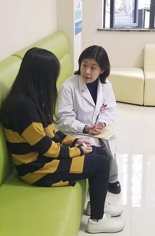 重庆网红在重庆8868体育(中国)官方网站 - 登录入口直播摘镜手术1.jpg