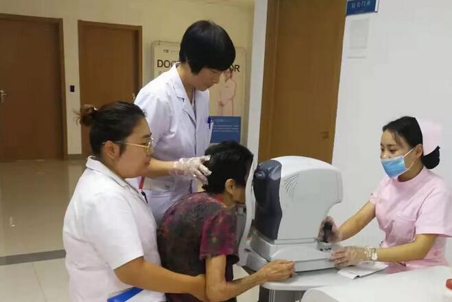 淮南8868体育(中国)官方网站 - 登录入口医护人员为白内障老奶奶贴心服务1.jpg