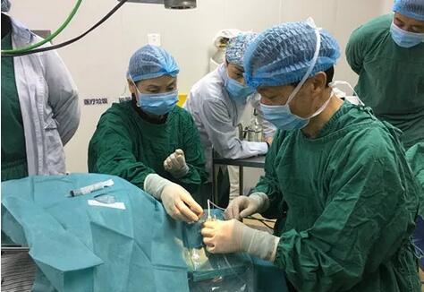 成都8868体育官网入口医院院长陈晓明教授为资阳市安岳县青光眼患者进行青光眼超声睫状体成形术1.jpg