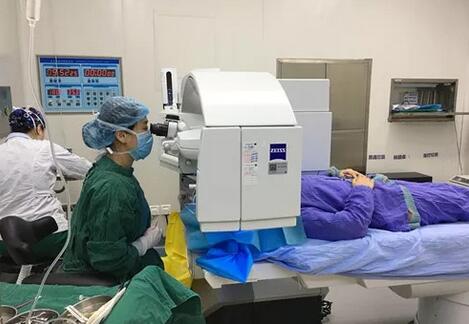 成都8868体育(中国)官方网站 - 登录入口检验科医生妻子顺利摘镜2.jpg