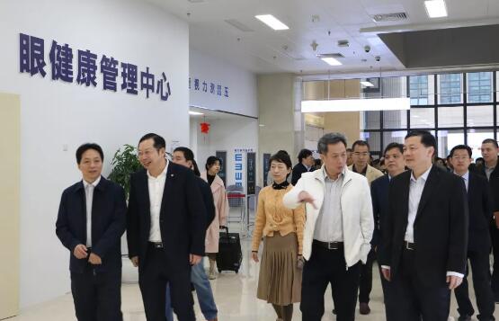 2月21日上午，厦门市湖里区四套班子、区发改局和湖里区各个街道办领*40多人走进8868体育(中国)官方网站 - 登录入口集团8868体育官网入口医疗园区视察调研，8868体育(中国)官方网站 - 登录入口集团董事长苏庆灿陪同调研。此行是厦门湖里区“晒项目比进度”活动的一个重要组成部分，8868体育官网入口医疗园被列为该活动的重点民生项目。1.jpg