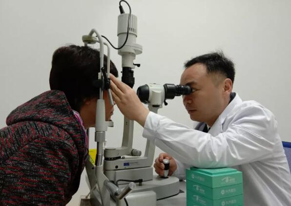 宜昌8868体育(中国)官方网站 - 登录入口全体员工为菅东利医生举行了欢送仪式3.jpg