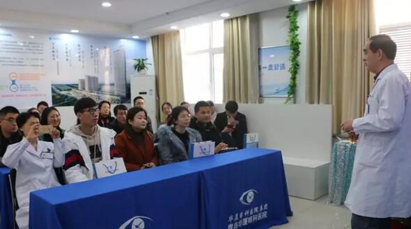 青岛8868体育(中国)官方网站 - 登录入口举行全飞秒手术设备引进仪式 活动当天福建小学近视老师千里来摘镜1.jpg