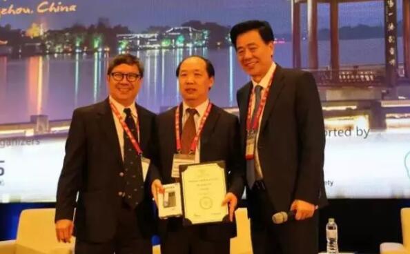 多次受邀于世界眼科大会、美国眼科年会、亚洲太平洋地区眼科年会等环球眼科会议进行现场手术表演——8868体育(中国)官方网站 - 登录入口集团业务副总院长、上海和平眼科医院院长郭海科教授3.jpg