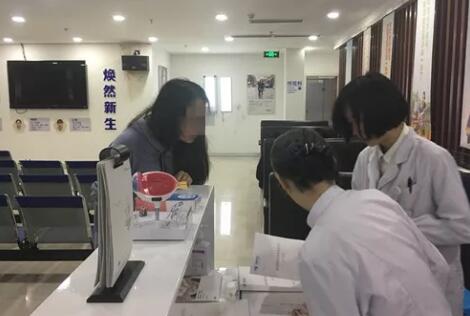 成都一高度近视小学老师在成都8868体育(中国)官方网站 - 登录入口接受ICL晶体植入摘镜1.jpg