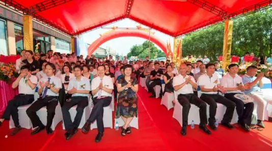 三水8868体育(中国)官方网站 - 登录入口正式开业，飞秒激光落户，广东省劳动模范领*专家团队2.png