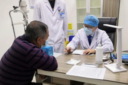 现任莆田市医学会眼科分会副主任委员，福建省医学会眼科分会眼整形组成员刘励医生，今年强力加盟莆田眼科医院，担任医院业务院长。这一“强援”的加盟，将引领莆田眼科医院的诊疗实力迈上更高台阶，造福莆田市乃至周边的眼疾患者1.png
