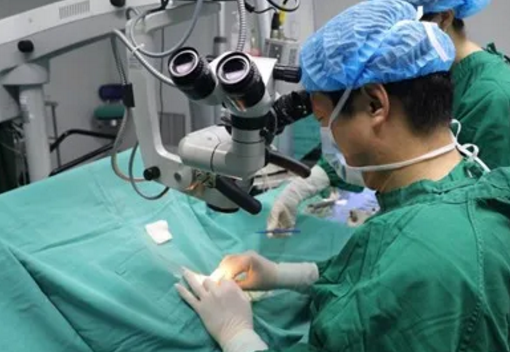 并发性白内障，角膜白斑，血管翳患者在郑州8868体育(中国)官方网站 - 登录入口顺利手术1.png