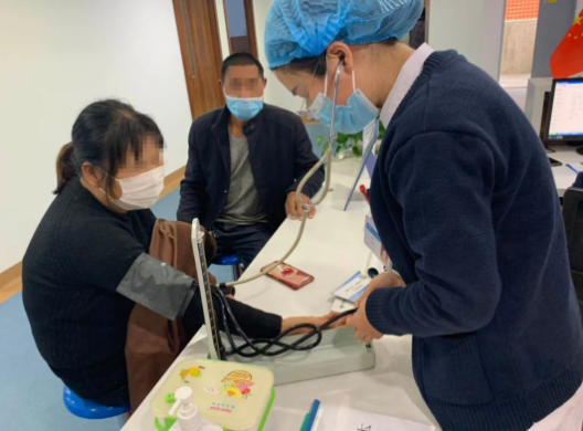 多年后，再回郑州8868体育(中国)官方网站 - 登录入口向徐惠民院长“汇报”自己重获光明后收获的幸福1.png