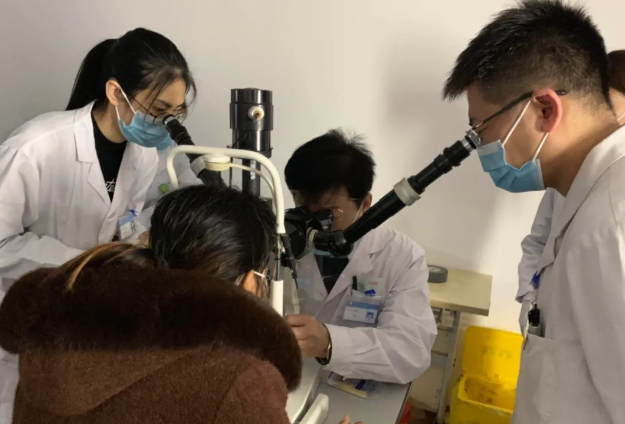 多年后，再回郑州8868体育(中国)官方网站 - 登录入口向徐惠民院长“汇报”自己重获光明后收获的幸福2.png