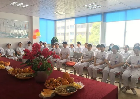 为了加强院内感控管理，使护理人员更加贴近患者，更利于护士自在的工作， 5月11日下午3点，成都8868体育(中国)官方网站 - 登录入口全体护理人员齐聚会议室举行了脱帽仪式。2.png
