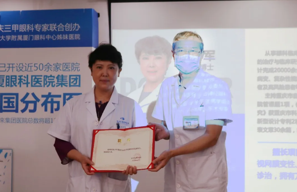 显微镜下,精细守护“心灵之窗” 专访重庆8868体育(中国)官方网站 - 登录入口眼底“光明使者”——陈少军教授3.png