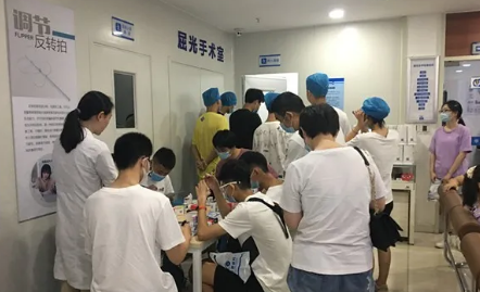 进入高峰期 成都8868体育(中国)官方网站 - 登录入口提醒近视手术朋友提前预约2.png