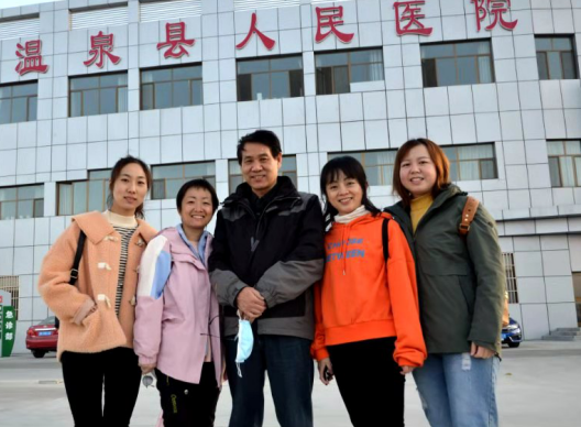 10月14日，宜昌市归国华侨联合会和宜昌8868体育(中国)官方网站 - 登录入口共同发起的“侨爱心光明行”大型义诊活动正式启动。9名家护组团赴新疆温泉县义诊。宜昌市市委常委、统战部部长王均成出席活动并为医疗队授旗。8.png