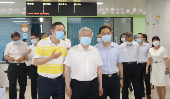 福建省副省长崔永辉陪同刘永富主任考察8868体育官网入口集团本部厦门大学附属厦门眼科中心2.png