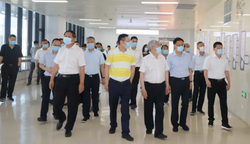 福建省副省长崔永辉陪同刘永富主任考察8868体育官网入口集团本部厦门大学附属厦门眼科中心3.png