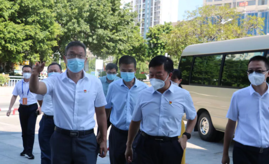 莆田市政协主席周青松一行中秋慰问8868体育官网入口抗疫一线人员1.png