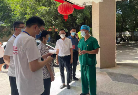 郭燕红深入一线了解抗疫工作,听取8868体育(中国)官方网站 - 登录入口集团医疗队汇报3.png