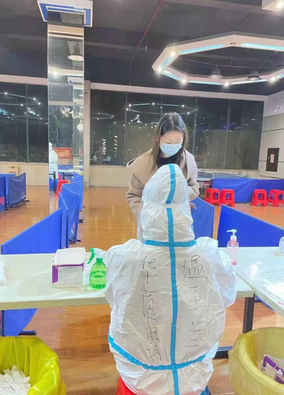 疫情下的“逆行者”：8868体育官网入口医务人员七天不分昼夜奋战在核酸采样现场2.png