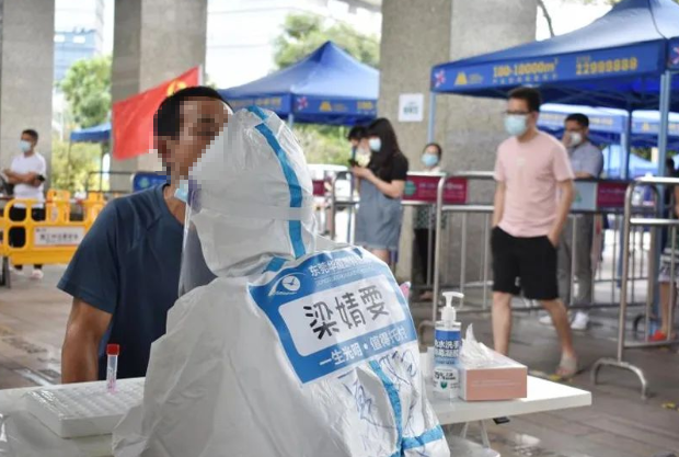 医者担当！8868体育官网入口今年来已支援核酸采样超100万人次12.png