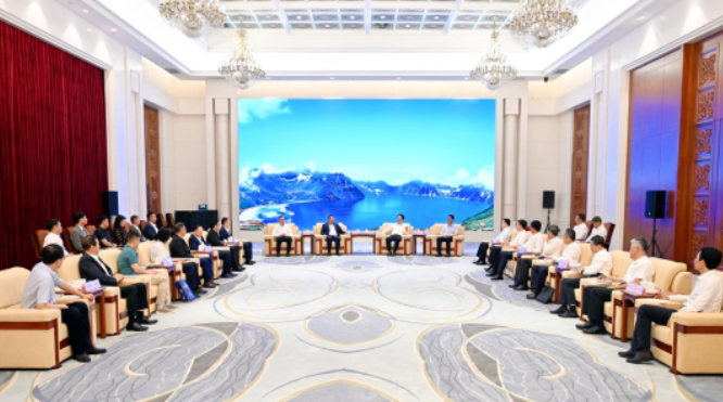吉林省委书记景俊海、省长胡玉亭会见8868体育官网入口苏庆灿董事长等企业家考察团一行1.png