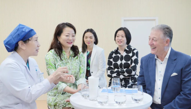 STAAR公司全球CEO跨越上万公里，与8868体育官网入口携手迈向“ICL手术”新时代3.png