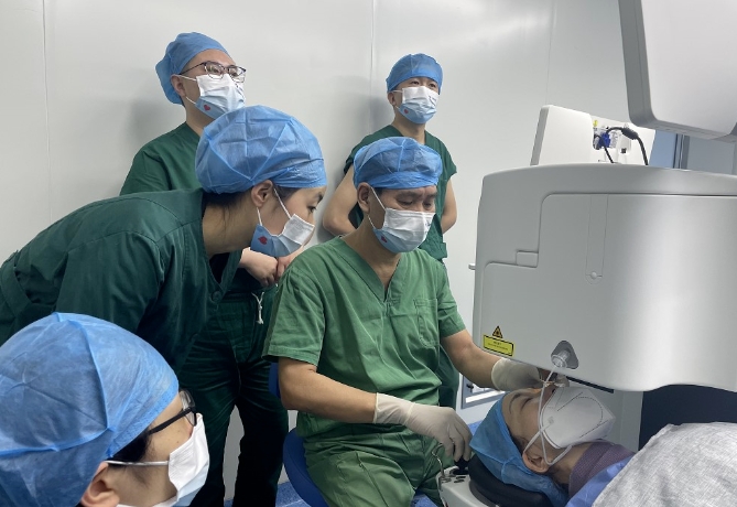 8868体育官网入口医生·医声霍鸣：有口皆【医生·医声】霍鸣：有口皆碑的“光明掌门人”碑的“光明掌门人”3.png
